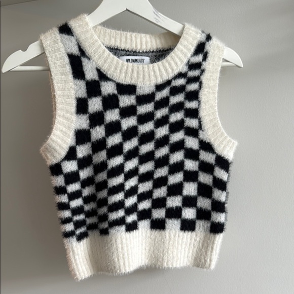 Black and White Sleeveless Crop Tank Top - Picture 3 of 6